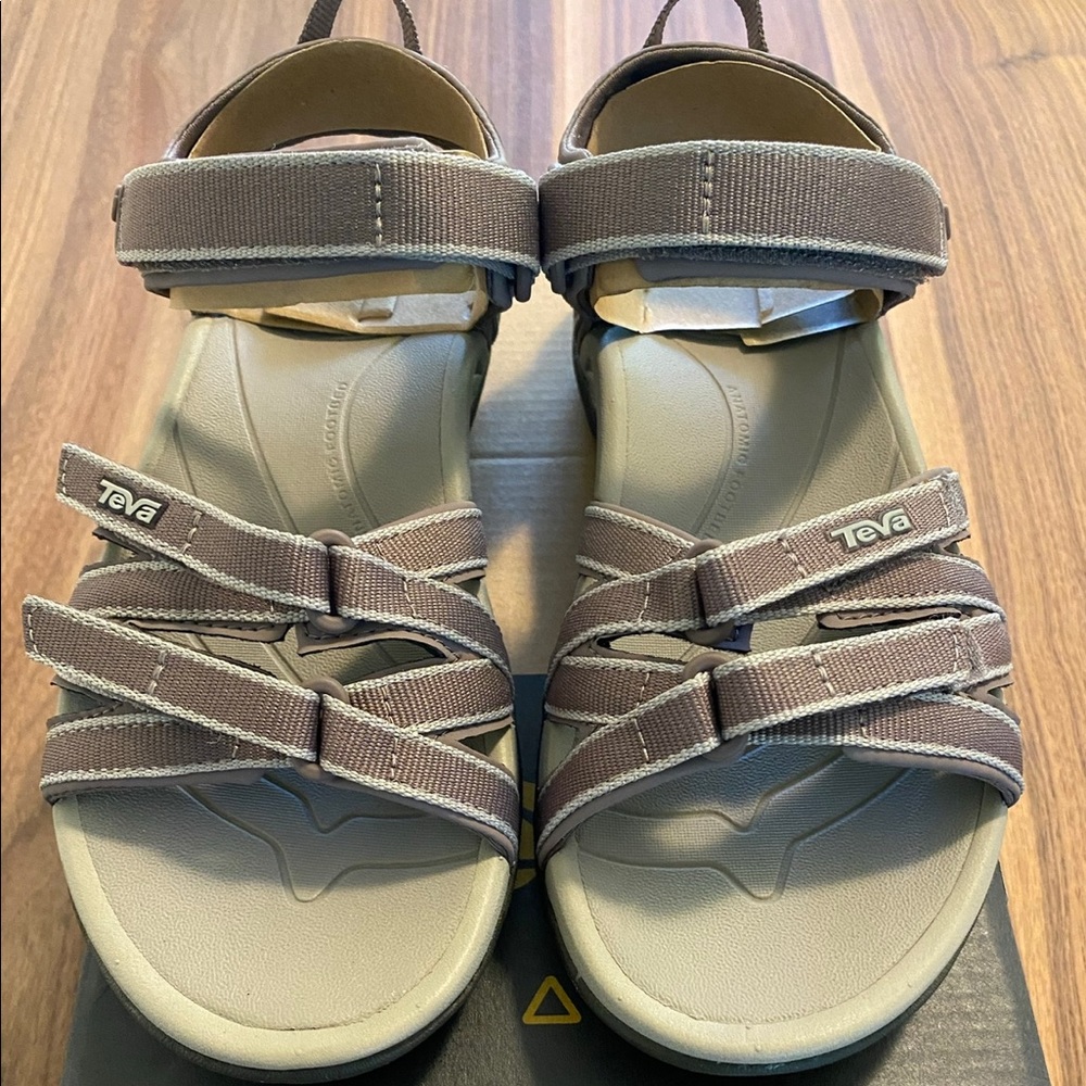 Brand new teva’s size 5.5
